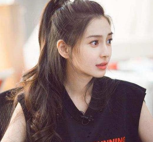 方圆脸女生适合黑长直还是微卷发,适合圆脸女生的自然长直发型