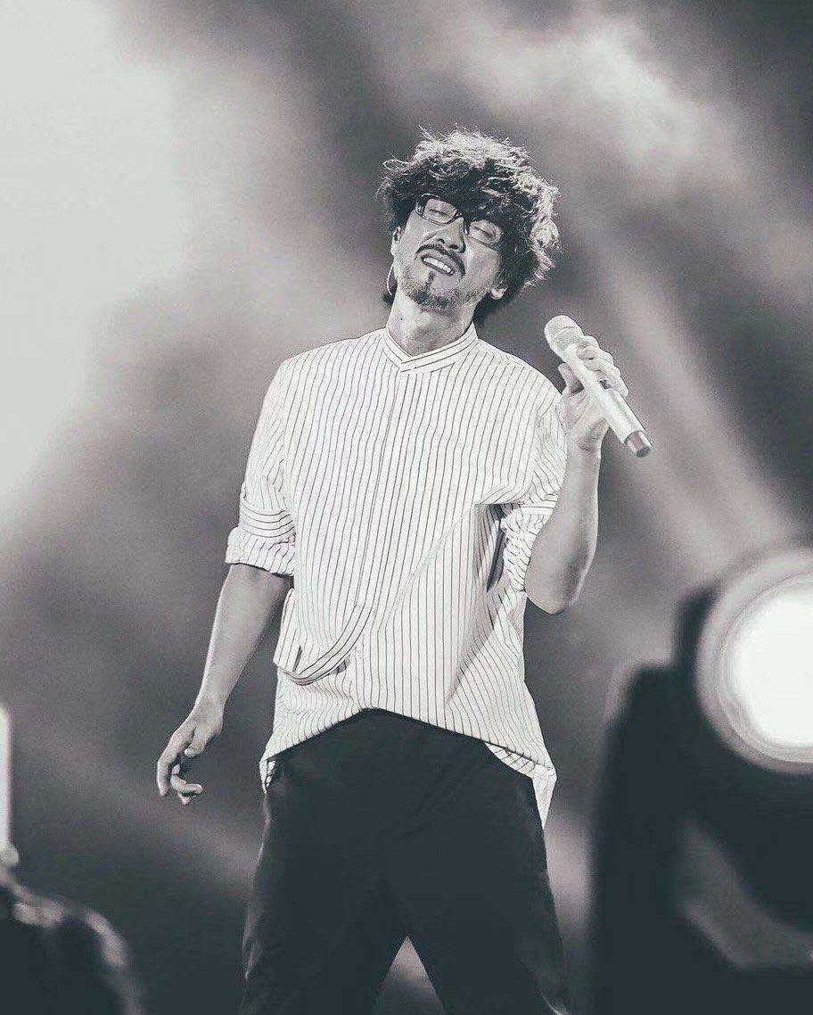 周传雄是值得尊重的乐坛前辈吗,周传雄隐退10年有收入吗