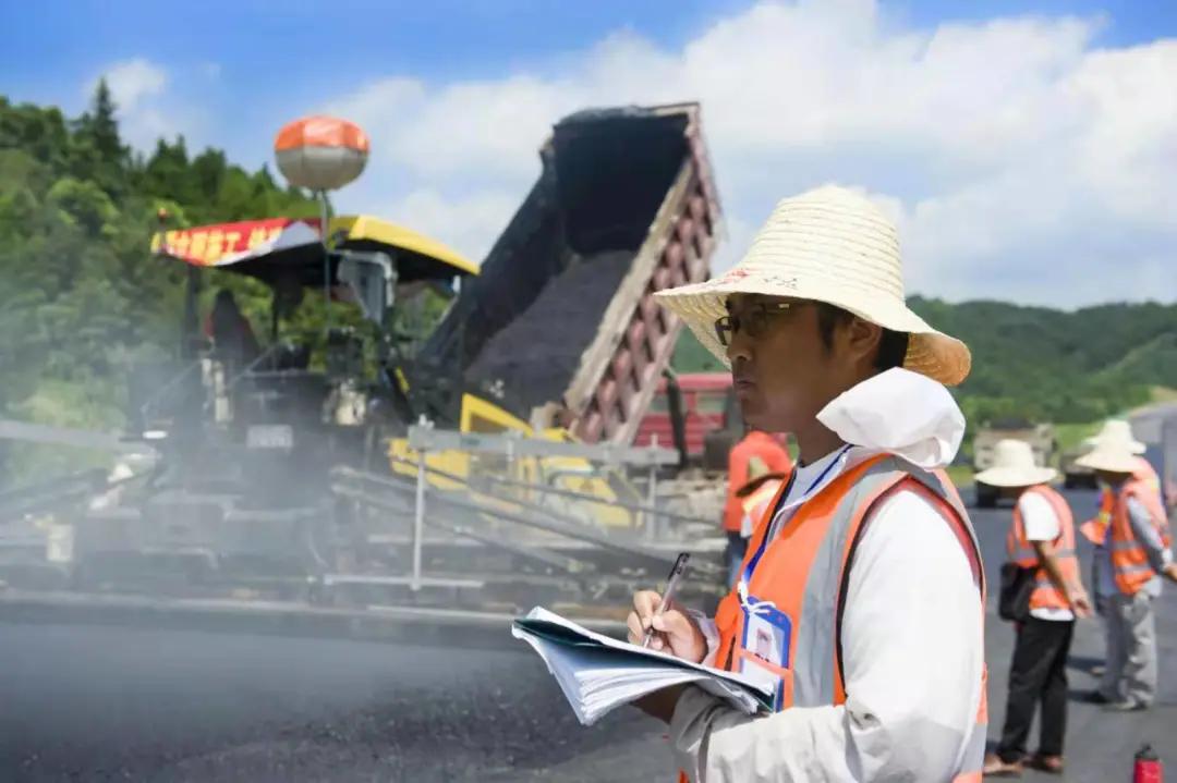 不惧高温坚守一线,无惧高温烤验坚守一线