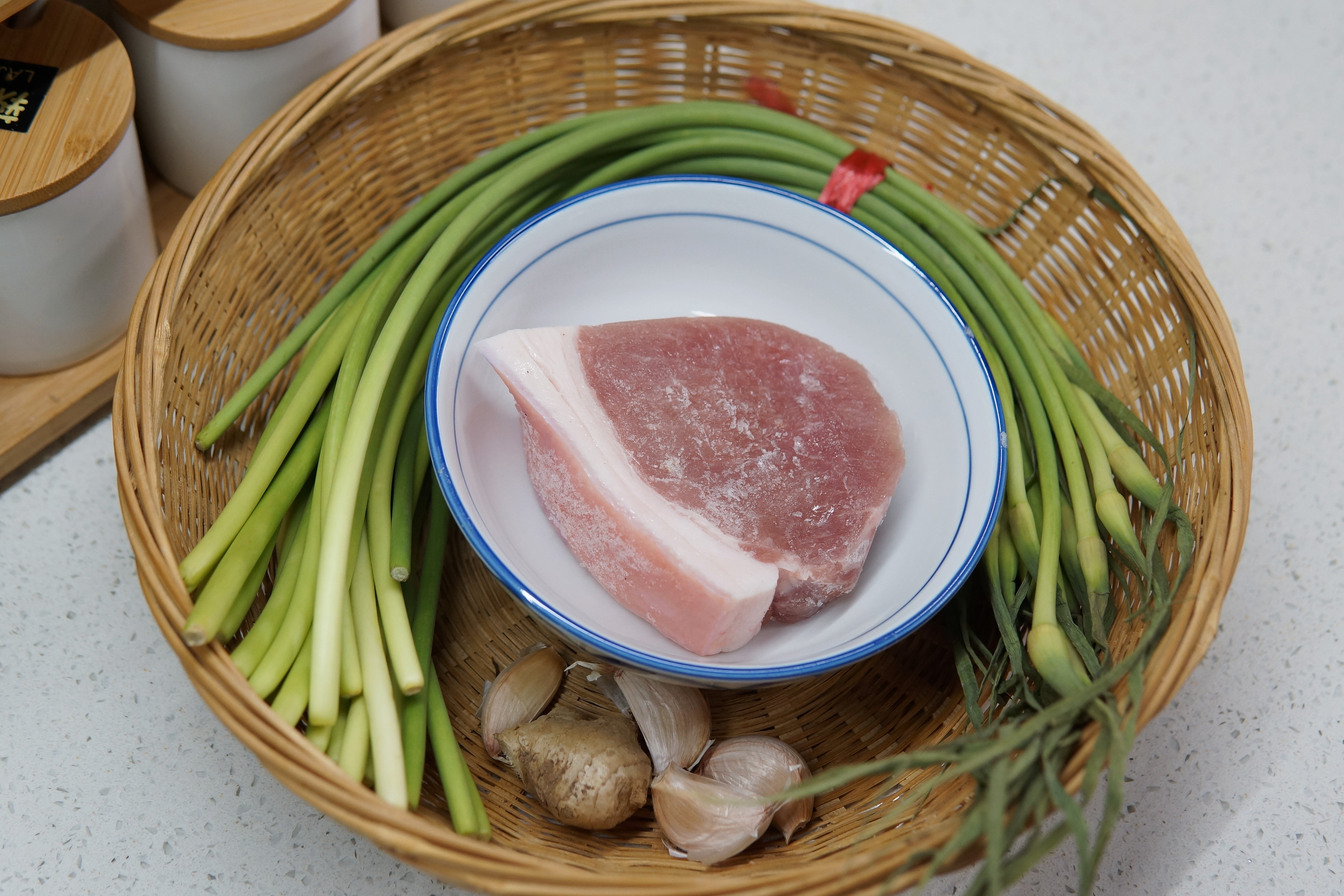 怎样炒出来的蒜苔不辣,怎么样炒可以让蒜苔变绿