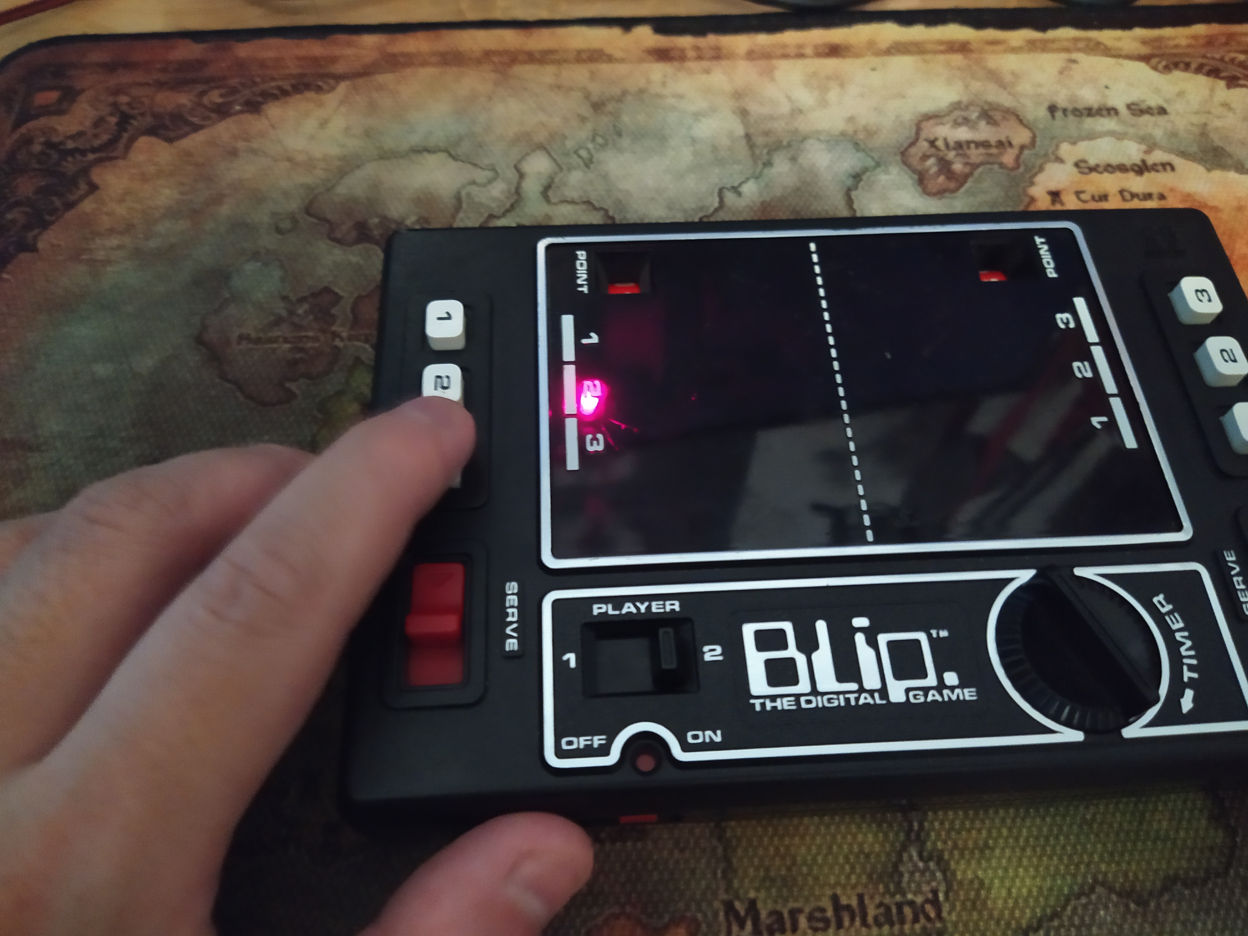 小球的魅力！1977年的古老掌机《Blip》，从双人网球游戏到打砖块