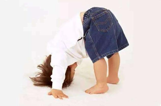 小孩摔伤后妈妈少做一件事,小孩摔伤头部该怎么做