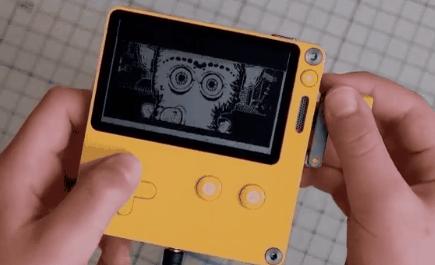 《大鹅模拟器》开发商做的那款“转笔刀掌机”，马上就要面世了