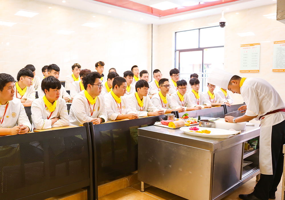 厨师行业的发展前景怎么样，厨师行业的未来，厨师会有出路吗