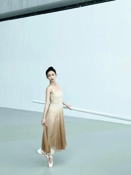 吴谨言和angelababy撞衫又撞脸,吴谨言的颜值巅峰