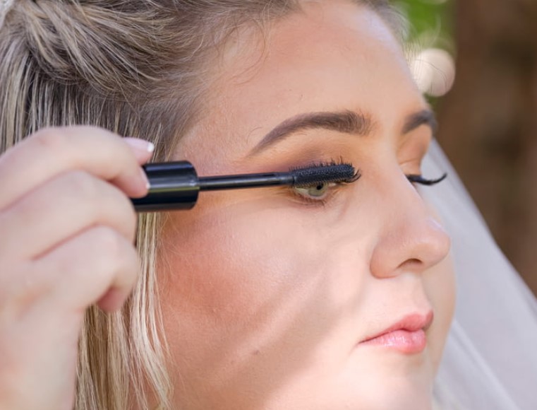 睫毛膏如何卸除呢,化妆棉蘸取卸妆液即可卸除