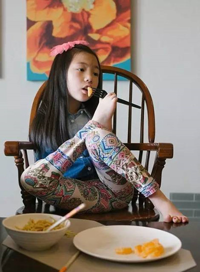 女孩刚出生时被抛弃,女孩出生没有了妈妈又被父亲抛弃