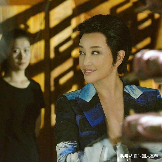 64岁刘晓庆花样多，剪短发梳成背头霸气十足，配西装霸气十足