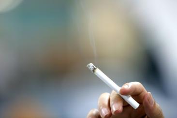 女人年轻头发白是缺少什么,女性白头发是因为缺什么