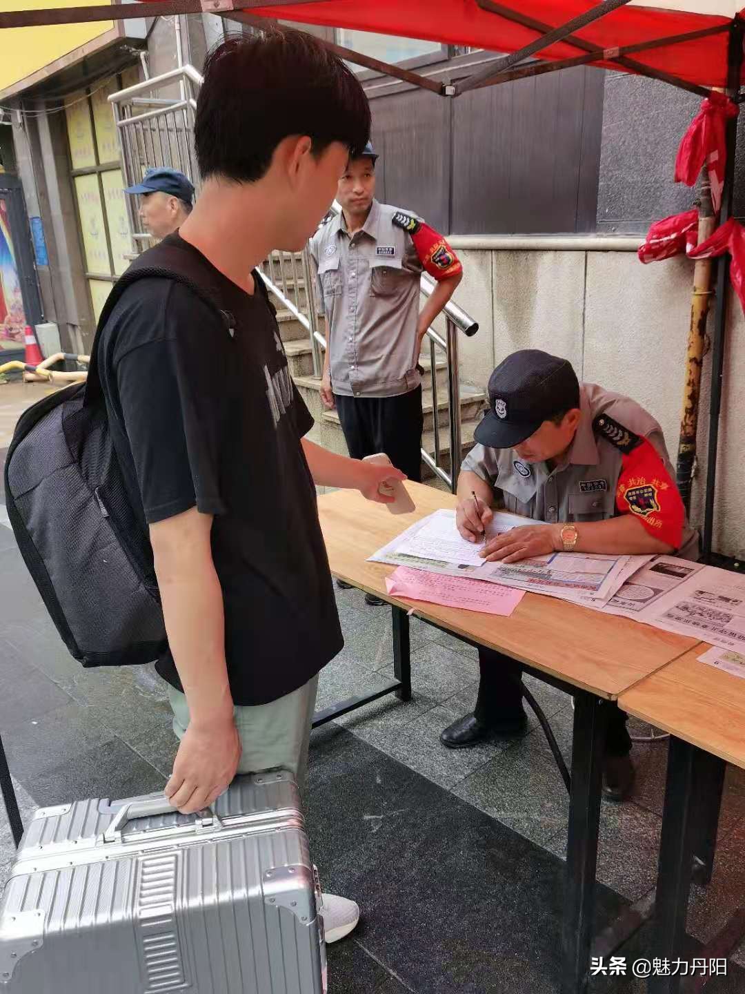 我为群众办实事送温暖进社区活动,我为群众办实事送医下乡