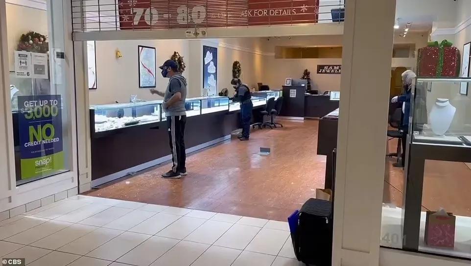 最近去美国小心!过境被罚$5700,80人武装抢商场,铁锤帮暴砸珠宝店