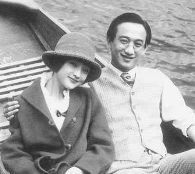 陆小曼年轻时在飞机上,陆小曼的生活有多奢侈