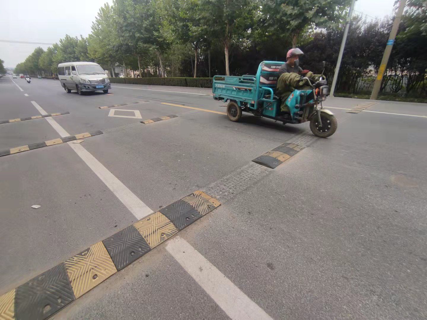 成排钢钉裸露减速带成暗器