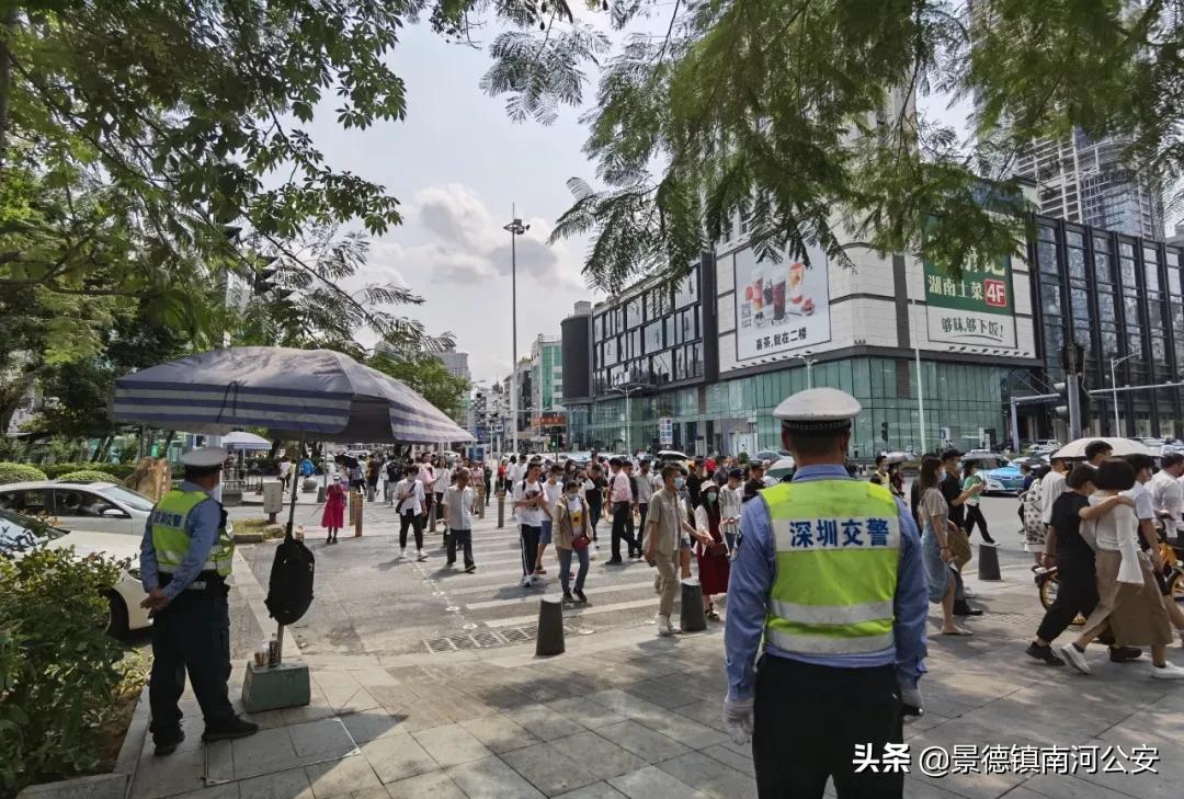 刷爆了！排到5万多号，现场人人人人，交警紧急喊话！深圳文和友今早道歉