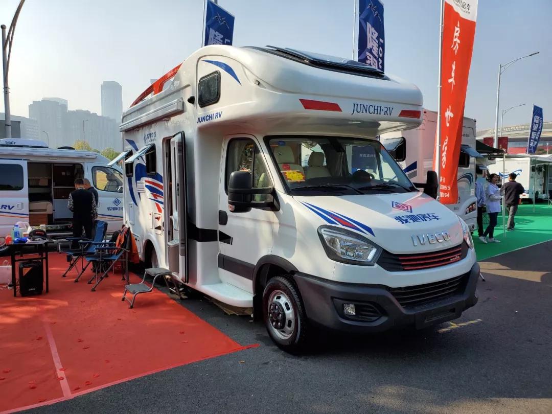 骏驰依维柯c型纵置床房车,依维柯c型房车横向子母床