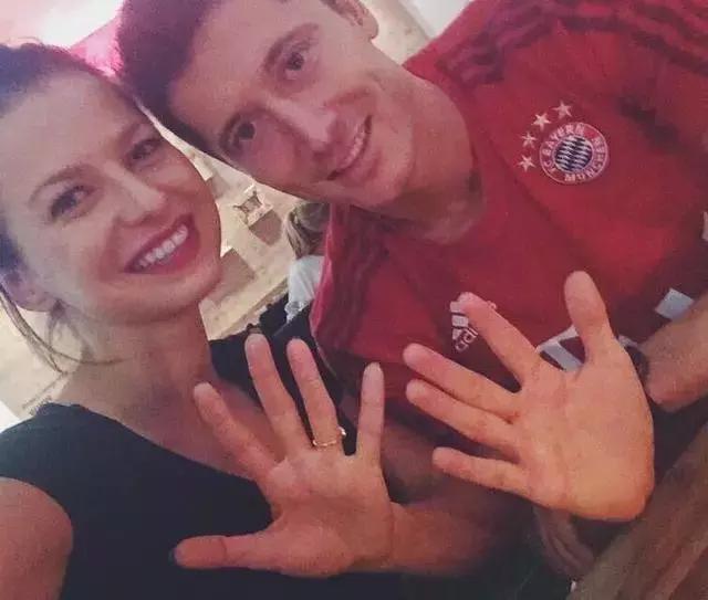 你觉得足球史上的最佳进球是哪个,你认为哪项田径纪录最难打破