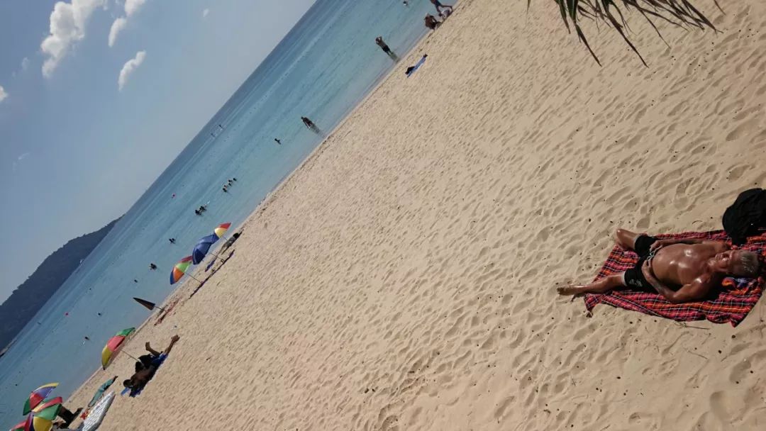 老外喜欢晒太阳不怕老吗,老外喜欢晒黑自己