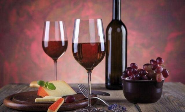 如何鉴别真假红酒的方法 (怎样辨别真假红酒的方法)