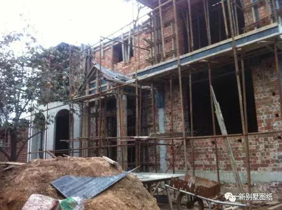 小伙盖三层农村别墅，占地150平米只花不到50万，你觉得怎么样？