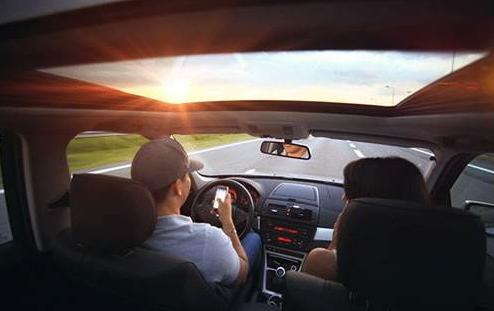 自己开车撞到别人的车怎么办,开车撞到了路边的汽车怎么办