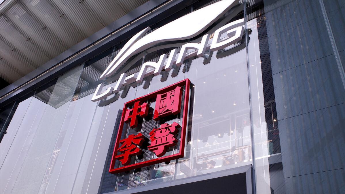 学校不让穿阿迪耐克鞋子,学校禁止穿的耐克鞋