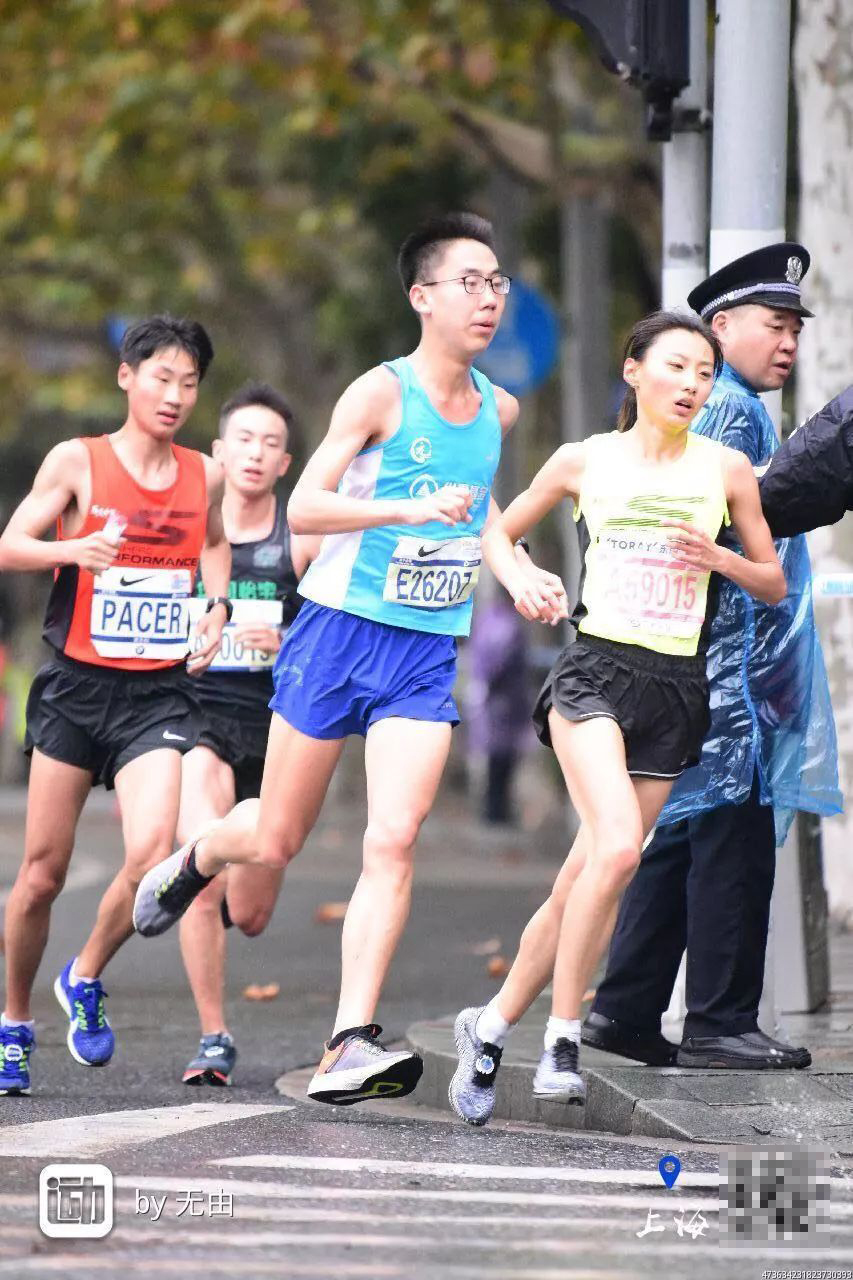 这个女生厉害了，用平均3分30秒的配速跑完上马