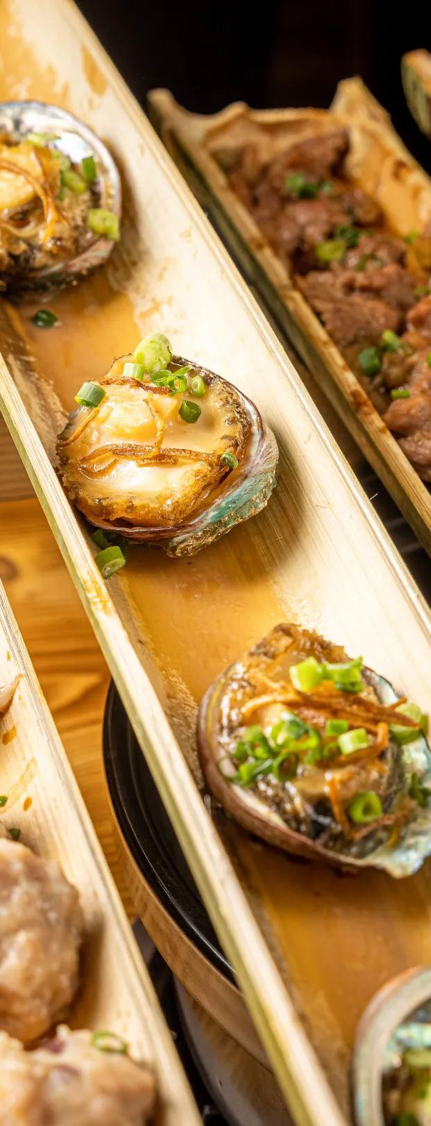 蒸鱼用竹筷子架上放盘子,用竹筒蒸的饭叫什么