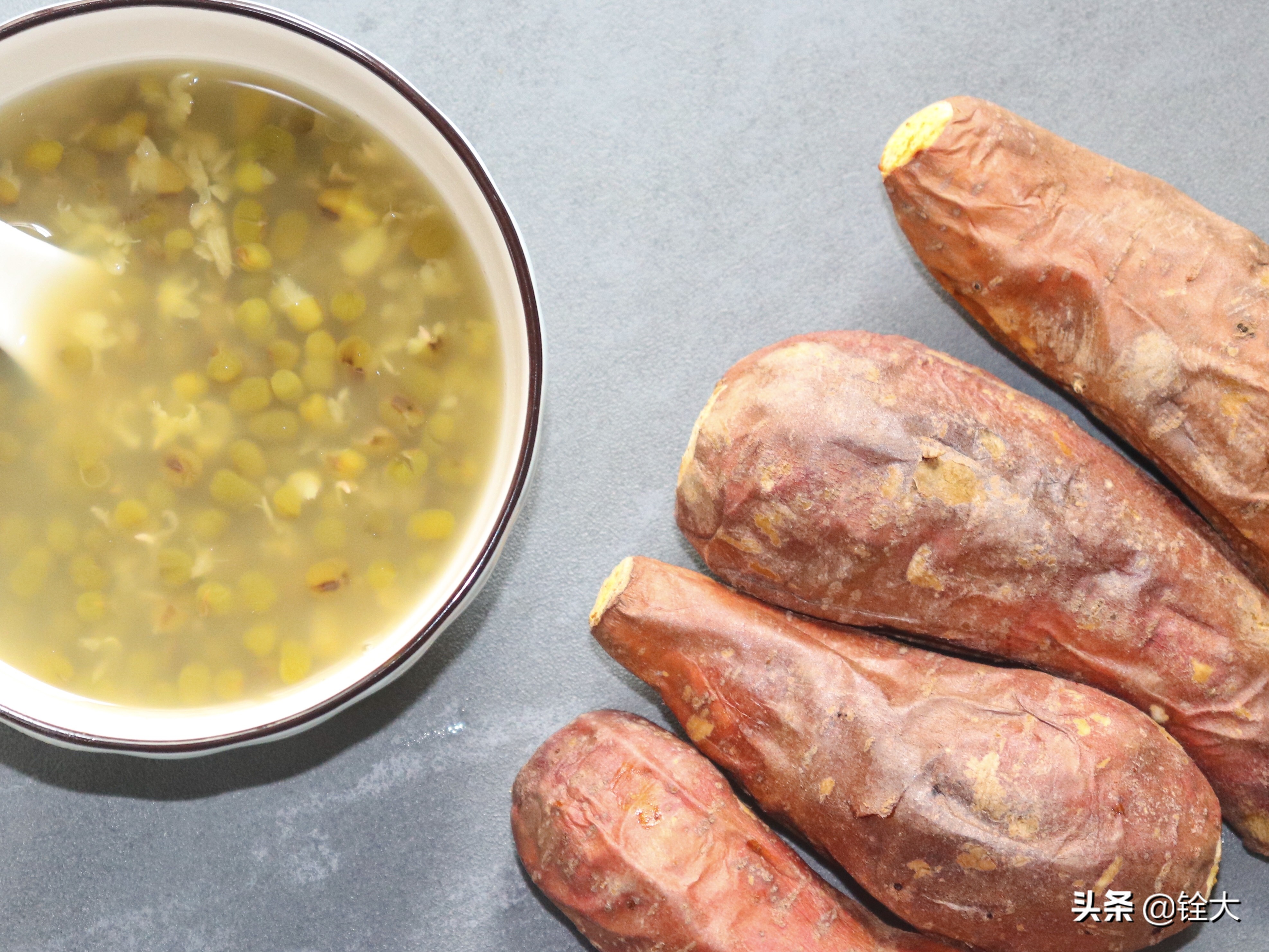 烤红薯香甜可口，而且还是“含钾”之王，再来一碗绿豆汤，美得很