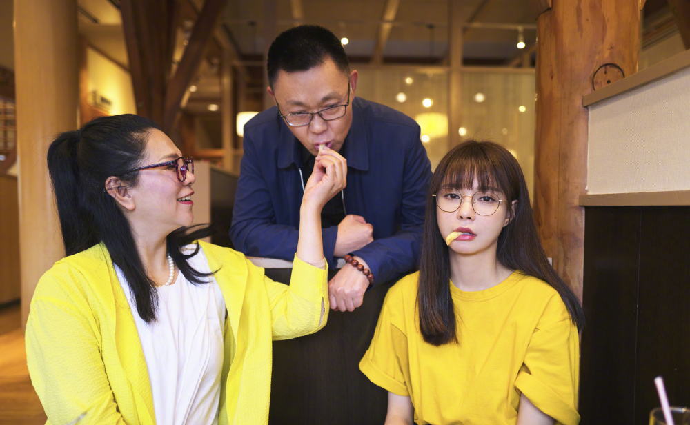 沈梦辰牛仔背带穿出少女感,沈梦辰粉色卫衣配短裤