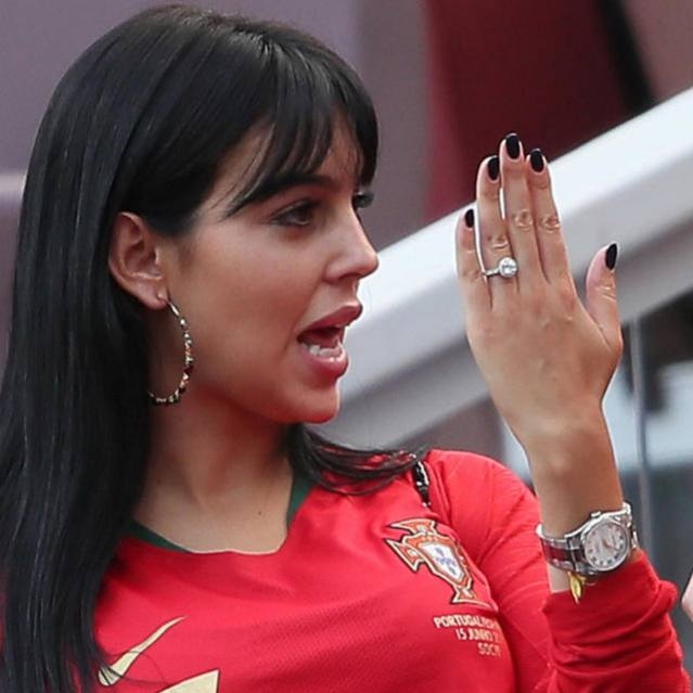 撒花c罗成功,c罗被拍到与女友乔治娜共赴教堂