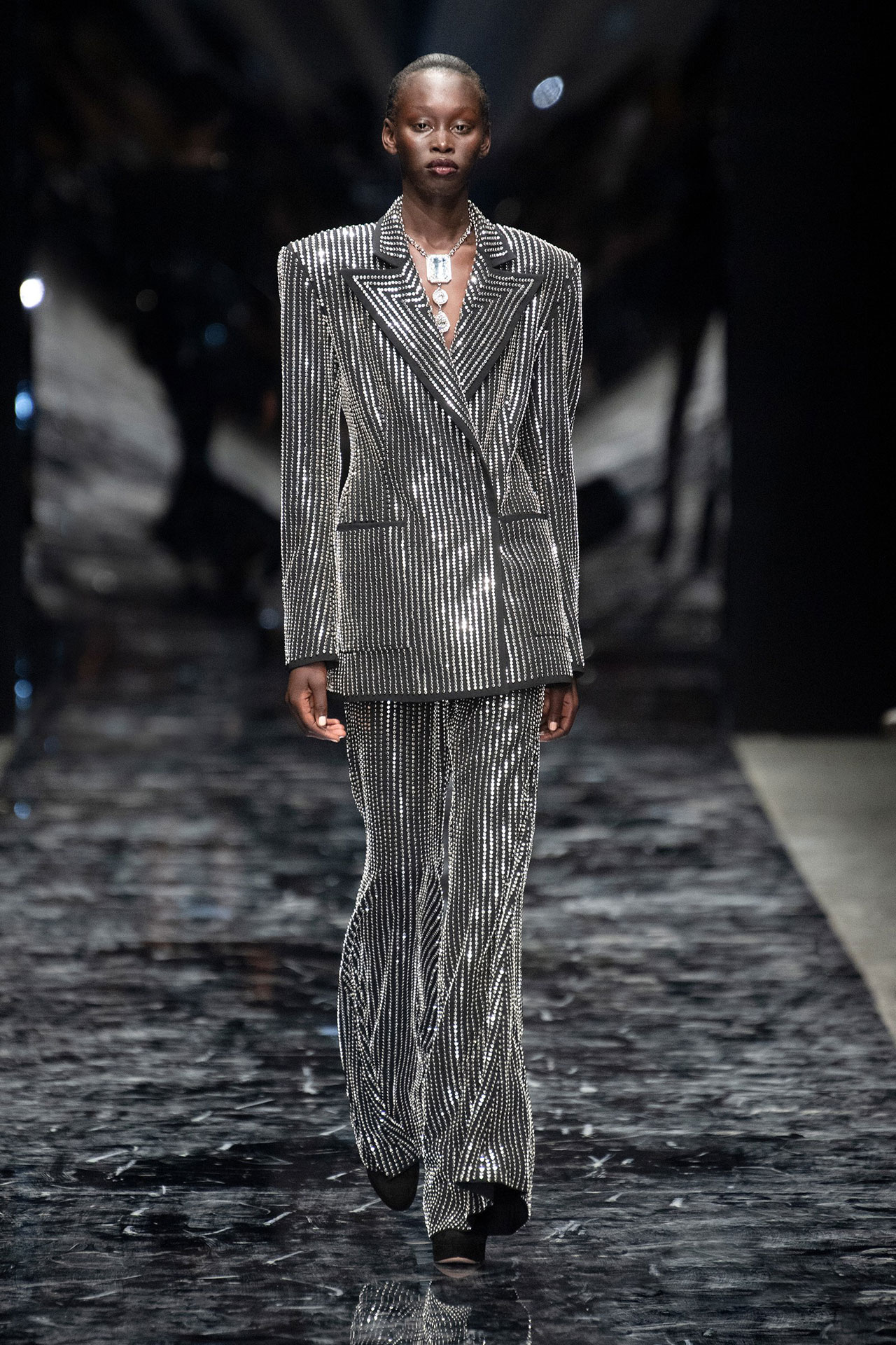 潮流服装让你的衣柜更有品位 (这款服装让你的衣柜更有格调)