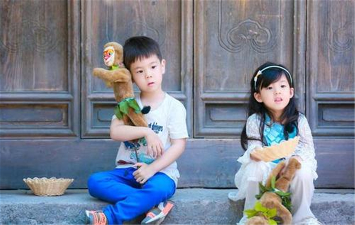 小孩跟朋友亲嘴如何教育,孩子和别人亲嘴要怎样教育