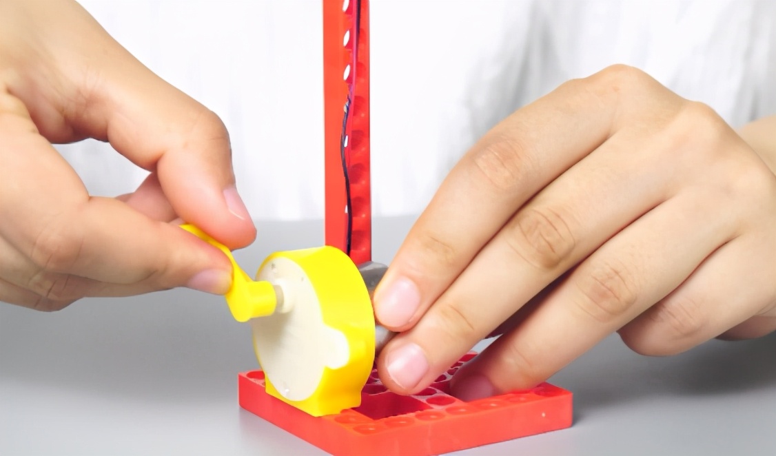 交流发电机是利用什么原理工作的,交流发电机用什么原理发电