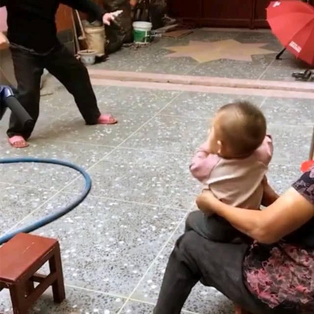 爷爷在院子里打太极，一岁小萌宝有样学样，手舞足蹈的样子萌翻了