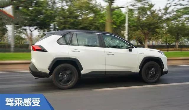 试驾丰田rav4荣放2023款风尚plus版,家用suv选rav4荣放和crv哪款合适
