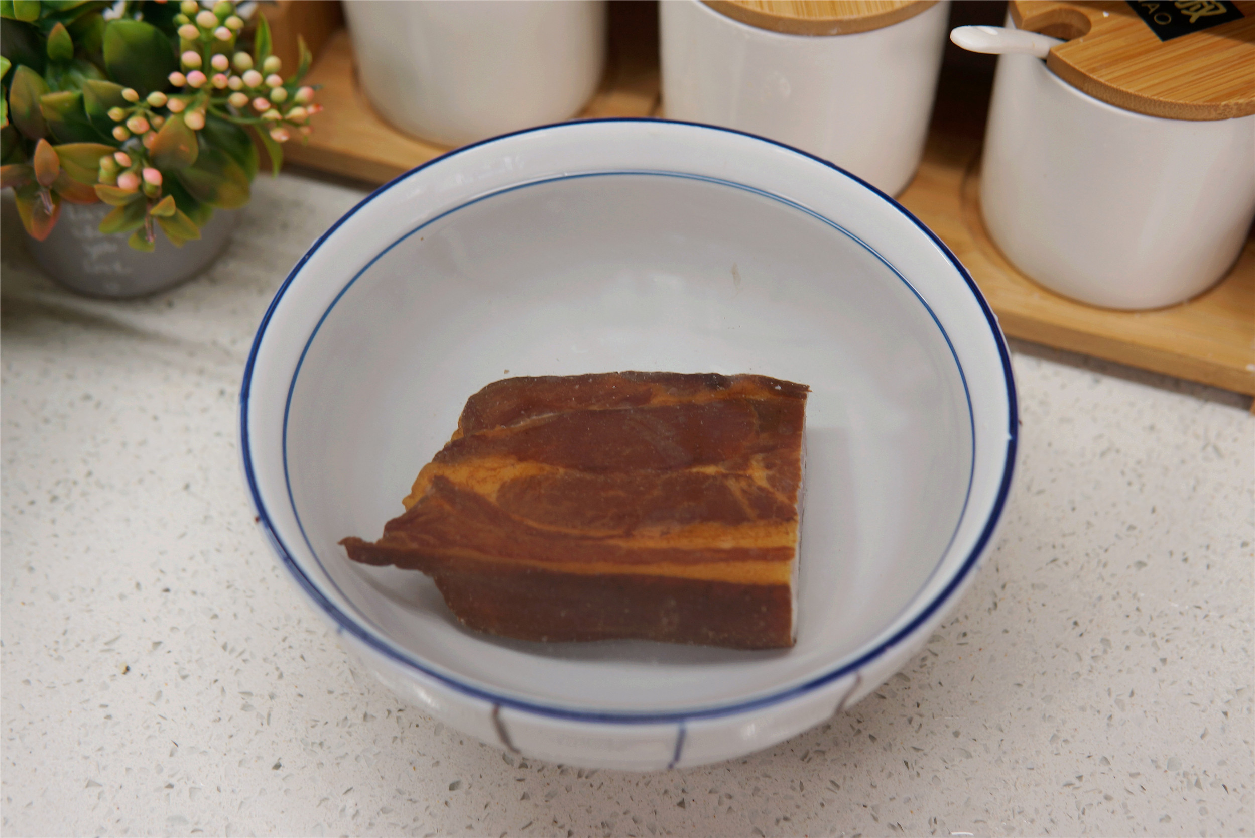 腊肉炒之前用不用水煮,腊肉炒前用白腊浸泡法