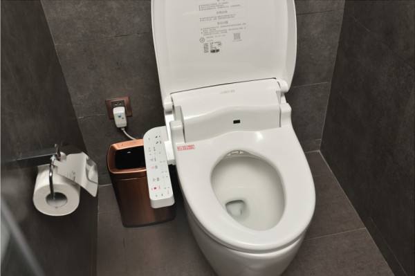 干湿不分卫生间能装智能马桶盖吗,智能马桶盖能调成不盖上么