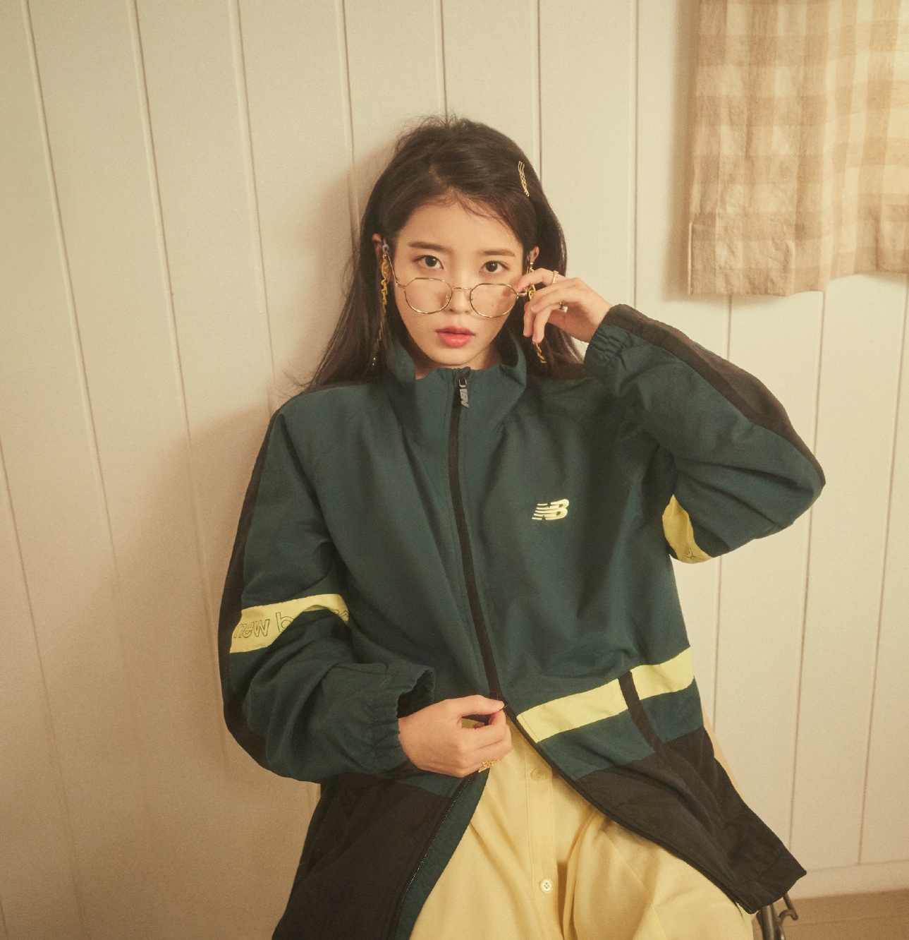 IU李知恩ins更新！蓝色连衣裙搭配渐变粉发型，气质灵动鬼马十足