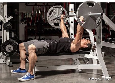 卧推杠铃正确姿势动作要领讲解,杠铃平板卧推动作要领及注意事项