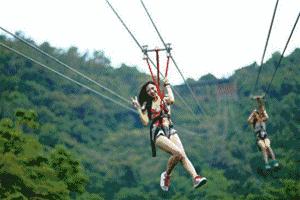 网红玻璃桥悬崖秋千,网红旅游打卡玻璃滑道