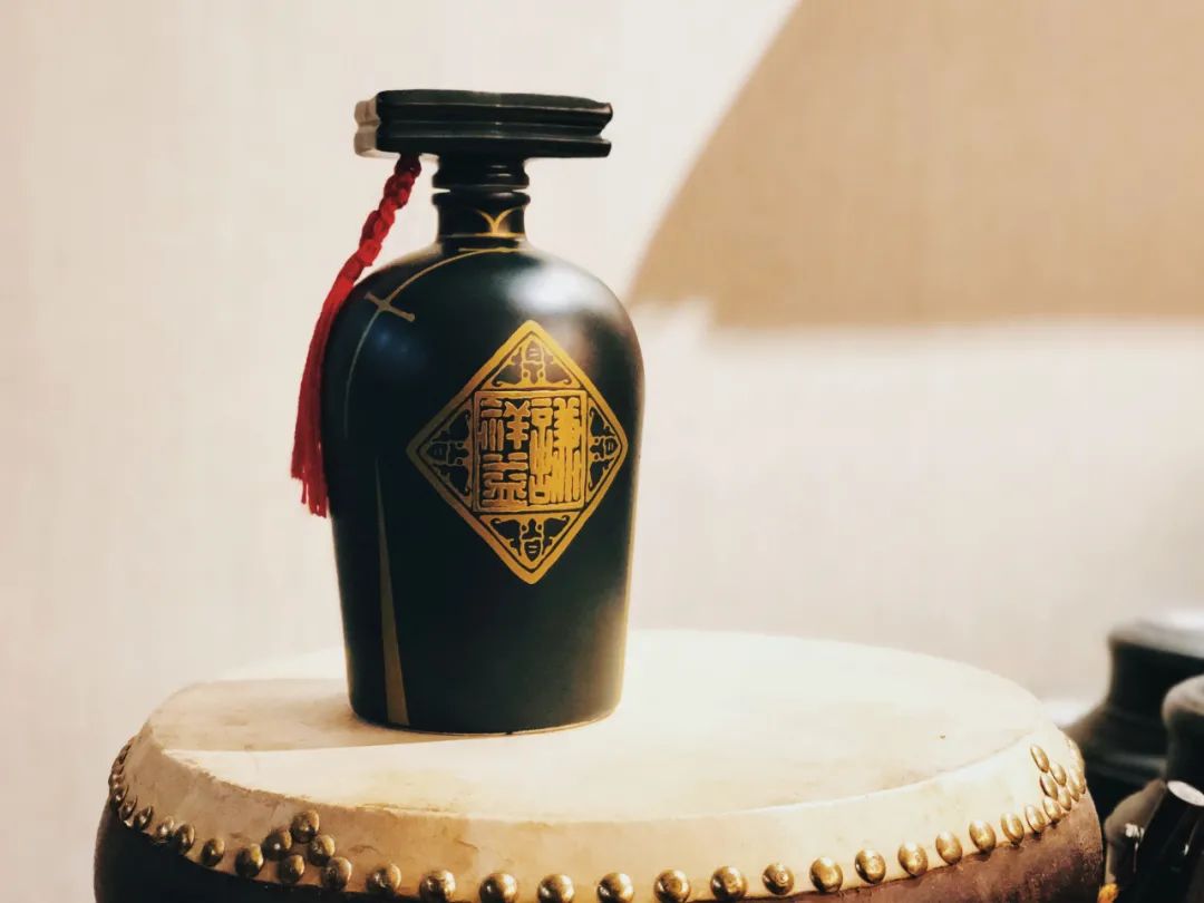 谦之品丨一杯酒，让一切归哏