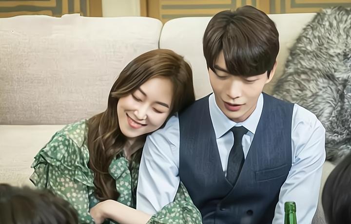 我把小姑子的脸抓破,她拍照上传家族群后,被婆婆移出群聊