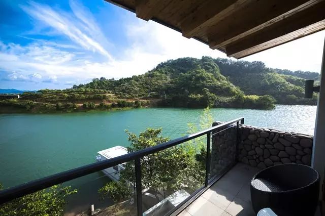 为钓鱼建房子,为了钓鱼在河边盖了房子