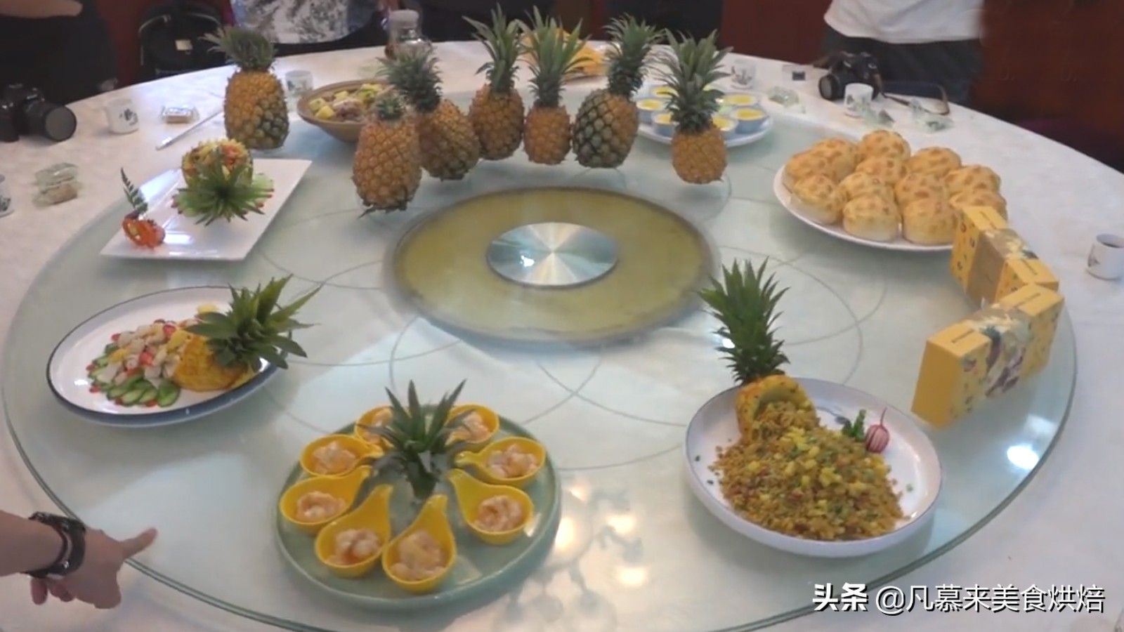 凤梨需要像菠萝一样在盐水里泡吗,菠萝和凤梨的区别哪个不用泡盐水