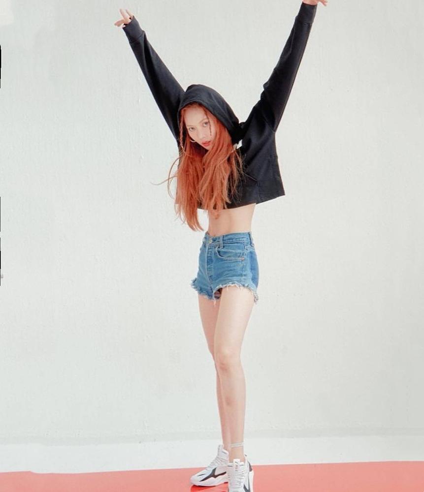 小野马金泫雅穿长靴,小野马金泫雅银色吊带