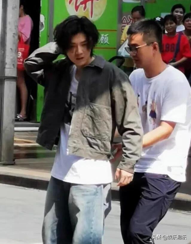 奔跑吧兄弟鹿晗划船摔倒受伤了,路人偶遇鹿晗搞笑名场面