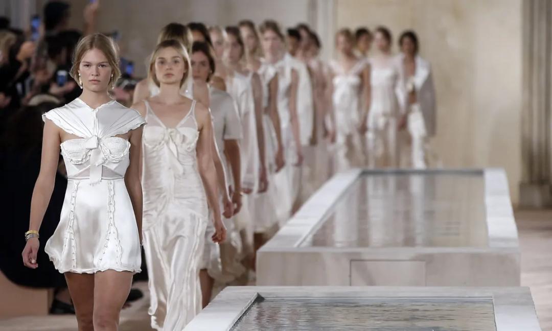 相亲遇到穿巴黎世家的男人,女朋友穿巴黎世家见男朋友