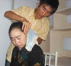 贵州千里背疯母上学,13年前千里背疯母上大学