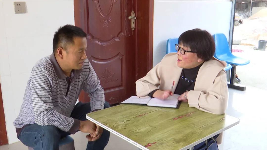 用“一指”点亮扶贫路的“拇指姑娘”