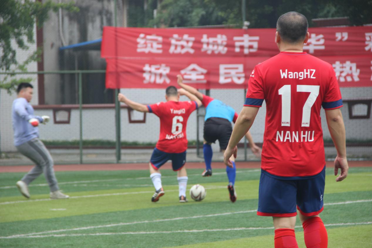 真正的足球精神让人热血沸腾,无畏风雨乘风破浪